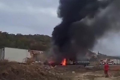 Acidente entre carretas e caminhão bloqueiam totalmente a BR-251 neste domingo (12/7) -  (crédito: Redes sociais/Reprodução)