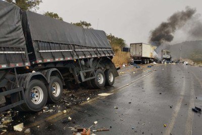 A BR-251 ficou totalmente interditada por cerca de nove horas -  (crédito: CBMMG/Divulgação )