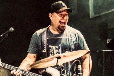 Mingau, da banda Ultraje a Rigor, compartilhou como está o processo de reabilitação -  (crédito: Redes sociais)