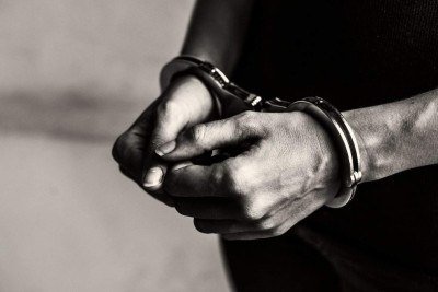 Mulher foi presa depois que o filho a denunciou por mandar matar uma mulher -  (crédito: FreePik)