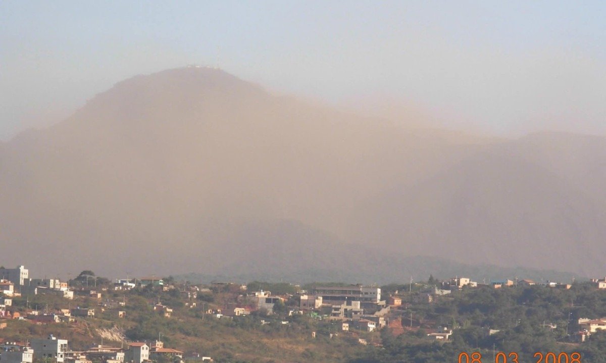 Imagens cedidas ao Estado de Minas mostram parte de Congonhas encoberta de pó fino em 2008, ressaltando que o impasse socioambiental na região se arrasta há anos-Imagens cedidas ao Estado de Minas