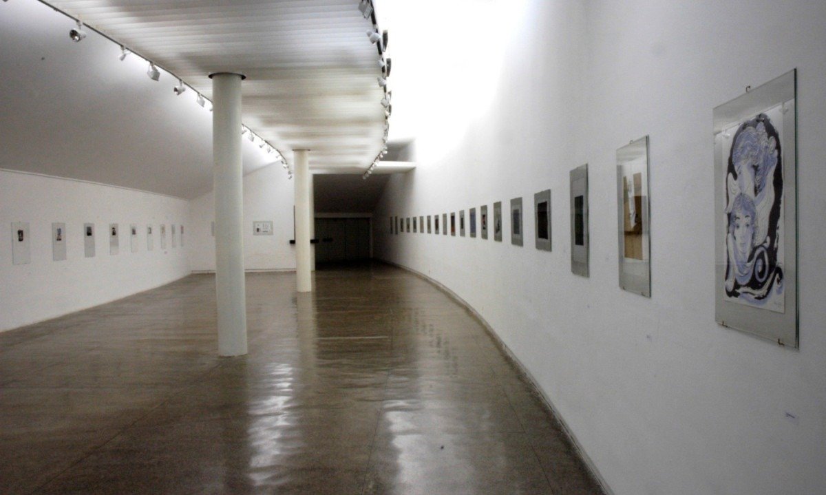 Gravuras penduradas na parede da galeria da Escola Guignard, em BH