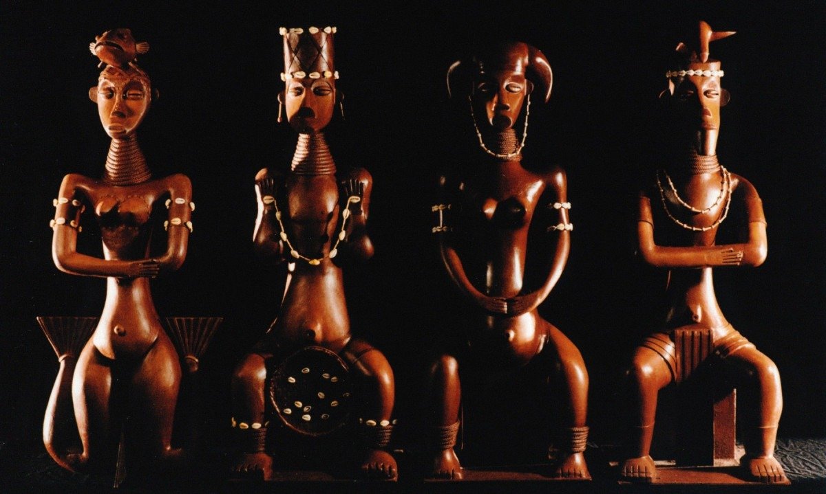  Quatro bonecos representando orix&aacute;s est&atilde;o lado a lado, em foto de divulga&ccedil;&atilde;o da pe&ccedil;a Os orix&aacute;s, do Grupo Giramundo
