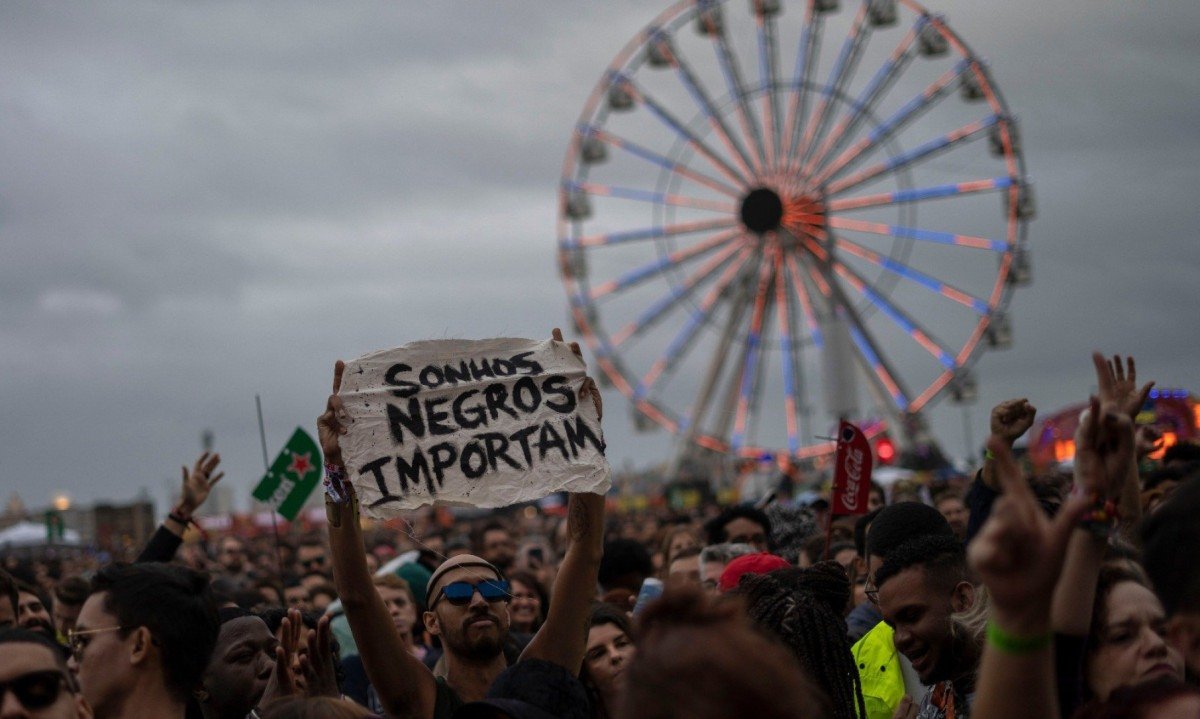 F&atilde; ergue faixa com slogan antirracista no show de Elza Soares no Rock in Rio, em setembro de 2019. Nela est&aacute; escrita a frase Sonhos negros importam