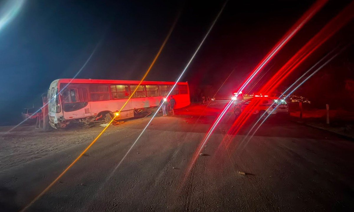 Jovem morre depois de seu carro colidir contra ônibus na MG-275 em Carandaí