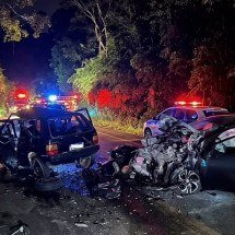Motorista invade contramão, bate de frente e mata família em MG - Corpo de Bombeiros/Reprodução