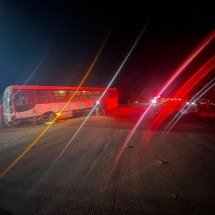 Jovem morre depois de seu carro colidir contra ônibus na MG-275 em Carandaí - PM/Divulgação