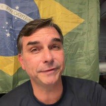 Flávio Bolsonaro reage à decisão de Moraes: 'Quer interferir nas eleições' - Reprodução/YouTube