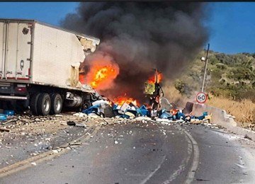 Caminh&atilde;o carregado com camar&atilde;o pegou fogo ap&oacute;s bater em duas carretas na Serra de Francisco S&aacute;, na BR-251 -  (crédito: CBMG/divulga&ccedil;&atilde;o)