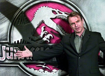 O ator Sam Neill posa durante uma coletiva de imprensa para o filme Jurassic Park III em um hotel em Tóquio, em 26 de julho de 2001. (Photo by TORU YAMANAKA / AFP)
       -  (crédito:  AFP)