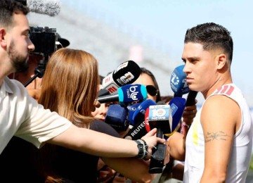 Jornalistas se aglomeram para entrevistar jogadores após as partidas e treinos, como Juan Fernando Quintero, da Colômbia -  (crédito: Leonardo Fernandez / Getty Images via AFP)