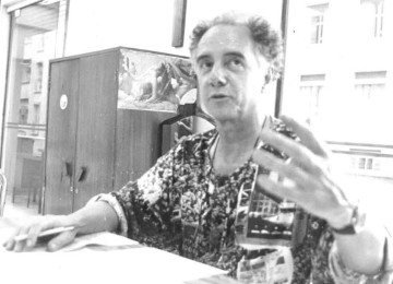 Roberto Drummond em sua mesa na redação no 'Estado de Minas', em setembro de 1986 -  (crédito: Disney Lopes/EM/D.A Press)
