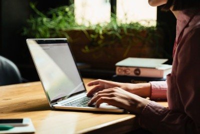 A produtividade no uso do computador depende de hardware eficiente e bons h&aacute;bitos de navega&ccedil;&atilde;o, como detalha a mat&eacute;ria -  (crédito: FreePik)