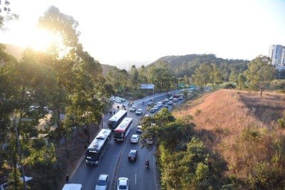 Trecho da MG-030: projeto pretendia ligar a rodovia à BR-356, cortando o caminho para quem quer pegar a BR-040 sentido Rio -  (crédito: Gladyston Rodrigues/EM/D.A Press )
