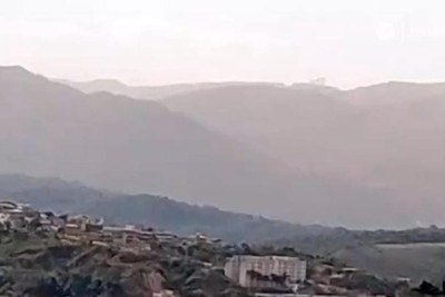 Cidade ficou encoberta com um pó fino. Mineradoras foram obrigadas a paralisar operações nesse domingo (12/7) -  (crédito: Reprodução/Redes sociais)
