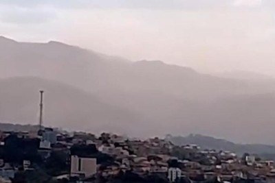 Imagens compartilhadas nas redes sociais mostram a quantidade de poeira que cobriu a cidade de Congonhas nesse domingo (12/7) -  (crédito: Reprodução/Redes sociais)