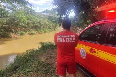 Homem tenta atravessar Rio Paranaíba e morre afogado -  (crédito: CBMMG)