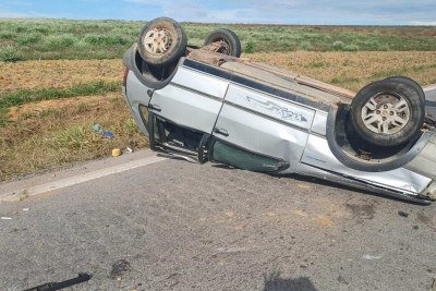 O veículo saiu da pista e capotou -  (crédito: Reprodução/PMRv)
