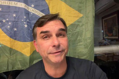 Flávio Bolsonaro se defendeu após ser proibido de visitar o pai -  (crédito: Reprodução/YouTube)