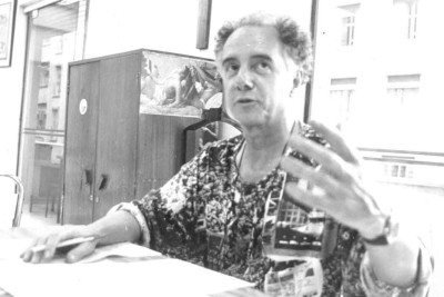 Roberto Drummond em sua mesa na redação no 'Estado de Minas', em setembro de 1986 -  (crédito: Disney Lopes/EM/D.A Press)