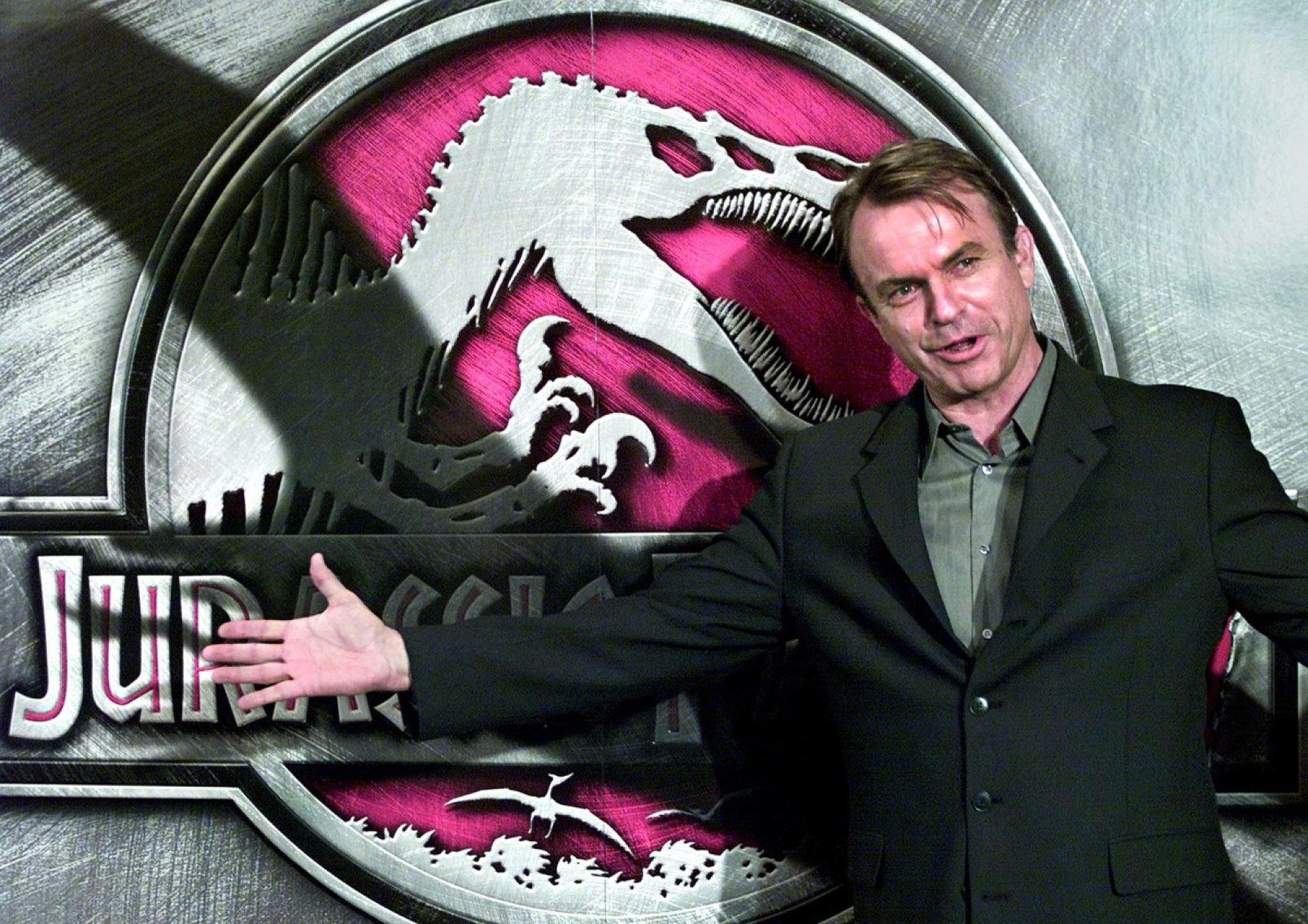 O ator Sam Neill posa durante uma coletiva de imprensa para o filme Jurassic Park III em um hotel em T&oacute;quio, em 26 de julho de 2001. 