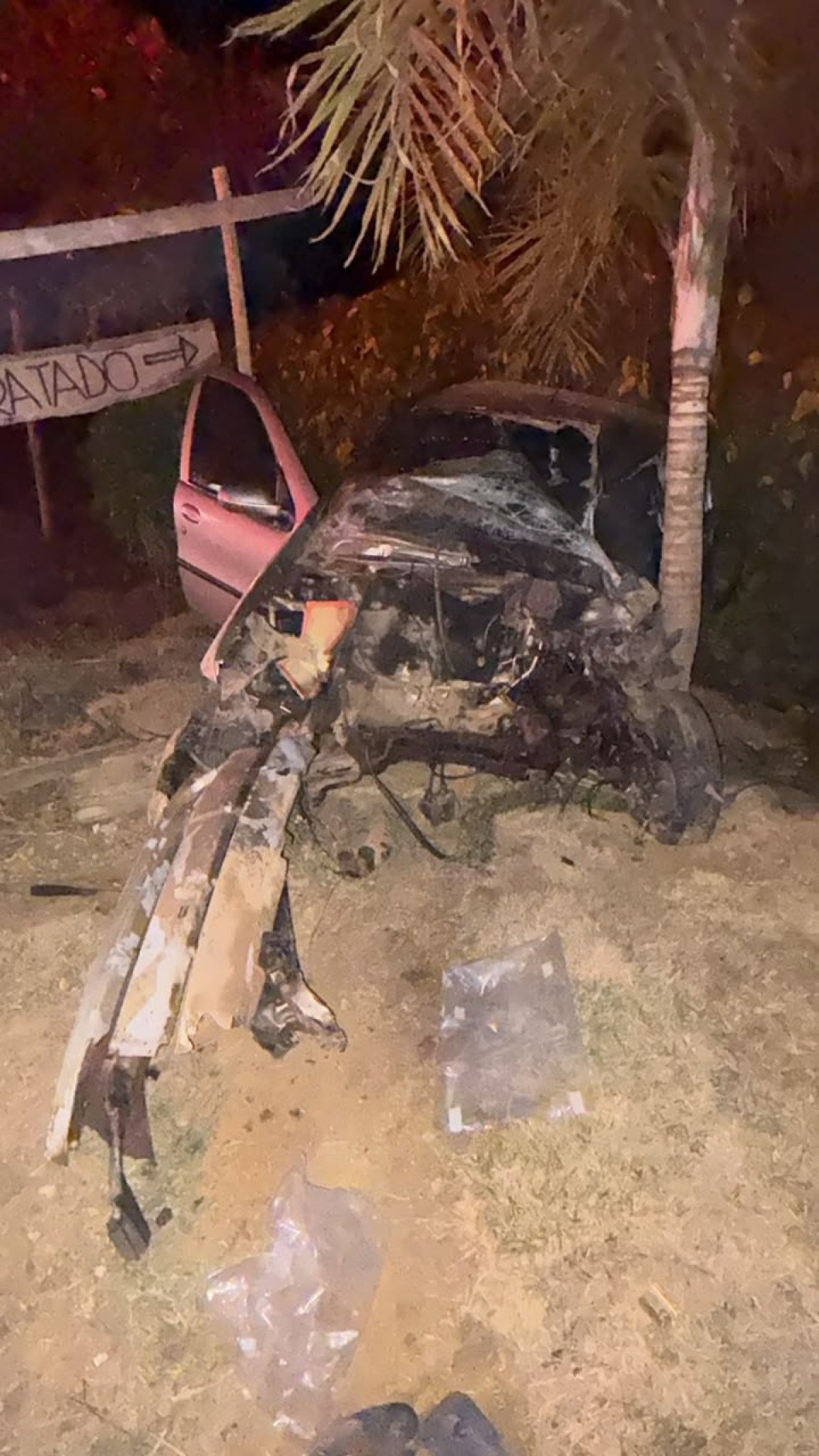 Fiat Palio em destro&ccedil;os ap&oacute;s colidir com lateral de &ocirc;nibus Mercedes-Benz em Caranda&iacute;
