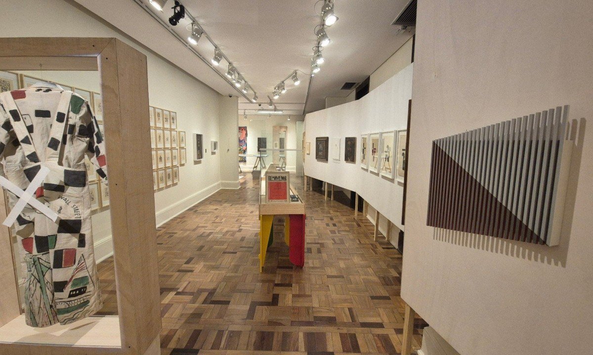 Foto mostra obras na parede da galeria do CCBB BH em exposi&ccedil;&atilde;o dedicada ao uruguaio Joaquin Torres Garcia
