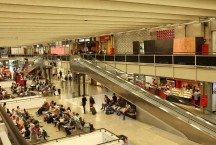 Tr&acirc;nsito de passageiros no interior da rodovi&aacute;ria de Belo Horizonte