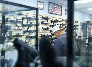 Fuzis apreendidos após operação policial que deixou mais de 100 mortos no Rio de Janeiro, em outubro de 2025 -  (crédito: Reuters)