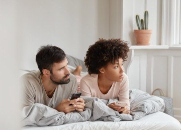 Passar dias sem uma conversa calma, levar o celular para a cama, fazer refeições sem se olhar e falar apenas sobre problemas são alguns exemplos -  (crédito: Magnific/Banco de Imagem)