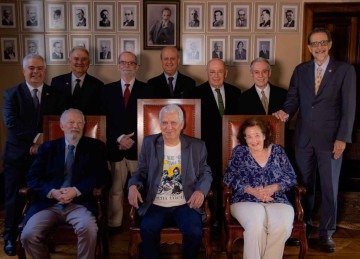 Na posse de Márcio Borges na Academia Mineira de Letras, em pé da esquerda para a direita, Rogério Faria Tavares, Luís Giffoni, Amílcar Martins, Antenor Pimenta, Angelo Oswaldo, Carlos Herculano Lopes e Paulo Beirão. Sentados, da esquerda para a direita, Jacyntho Lins Brandão, Márcio Borges e Antonieta Cunha -  (crédito: Guto Cortes/Divulgação)
