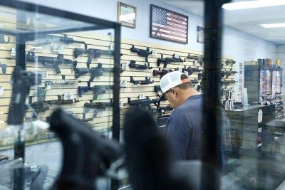 Fuzis apreendidos após operação policial que deixou mais de 100 mortos no Rio de Janeiro, em outubro de 2025 -  (crédito: Reuters)