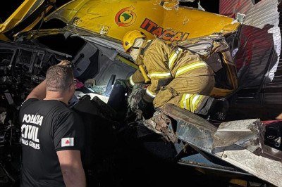 Batida frontal entre duas carretas provocou as mortes de dois motoristas na BR 251, perto de Salinas.  -  (crédito: CBMG/divulgação)