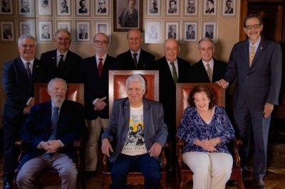 Na posse de Márcio Borges na Academia Mineira de Letras, em pé da esquerda para a direita, Rogério Faria Tavares, Luís Giffoni, Amílcar Martins, Antenor Pimenta, Angelo Oswaldo, Carlos Herculano Lopes e Paulo Beirão. Sentados, da esquerda para a direita, Jacyntho Lins Brandão, Márcio Borges e Antonieta Cunha -  (crédito: Guto Cortes/Divulgação)