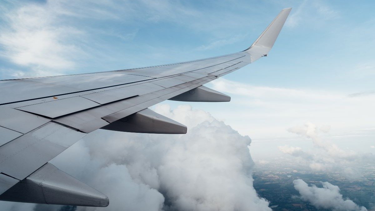 Com as estrat&eacute;gias certas, a vista de um voo tranquilo sobre as nuvens pode se tornar uma experi&ecirc;ncia prazerosa e sem ansiedade -  (crédito: Freepik)