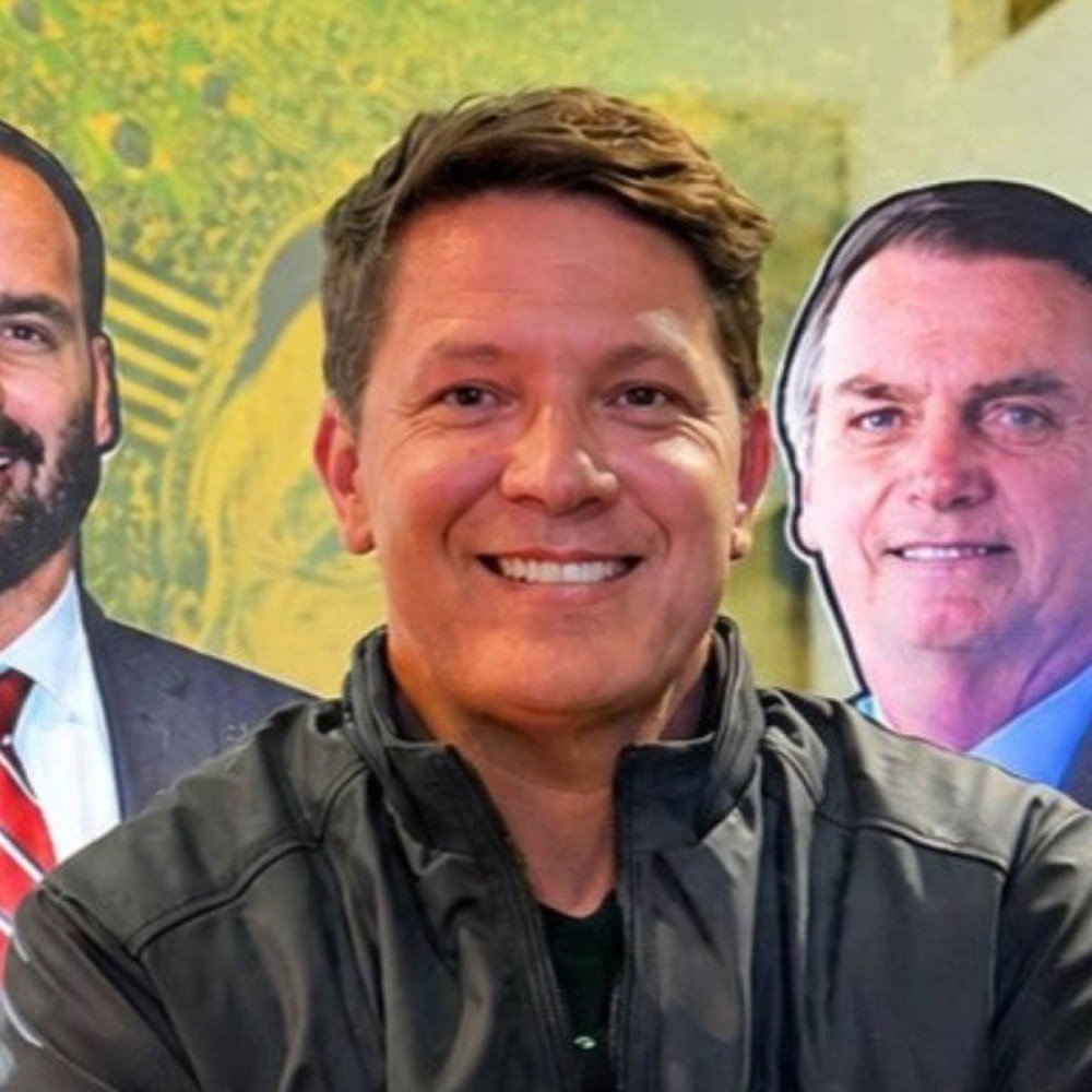 Mario Frias posa ao lado de Jair e Eduardo Bolsonaro de papelão