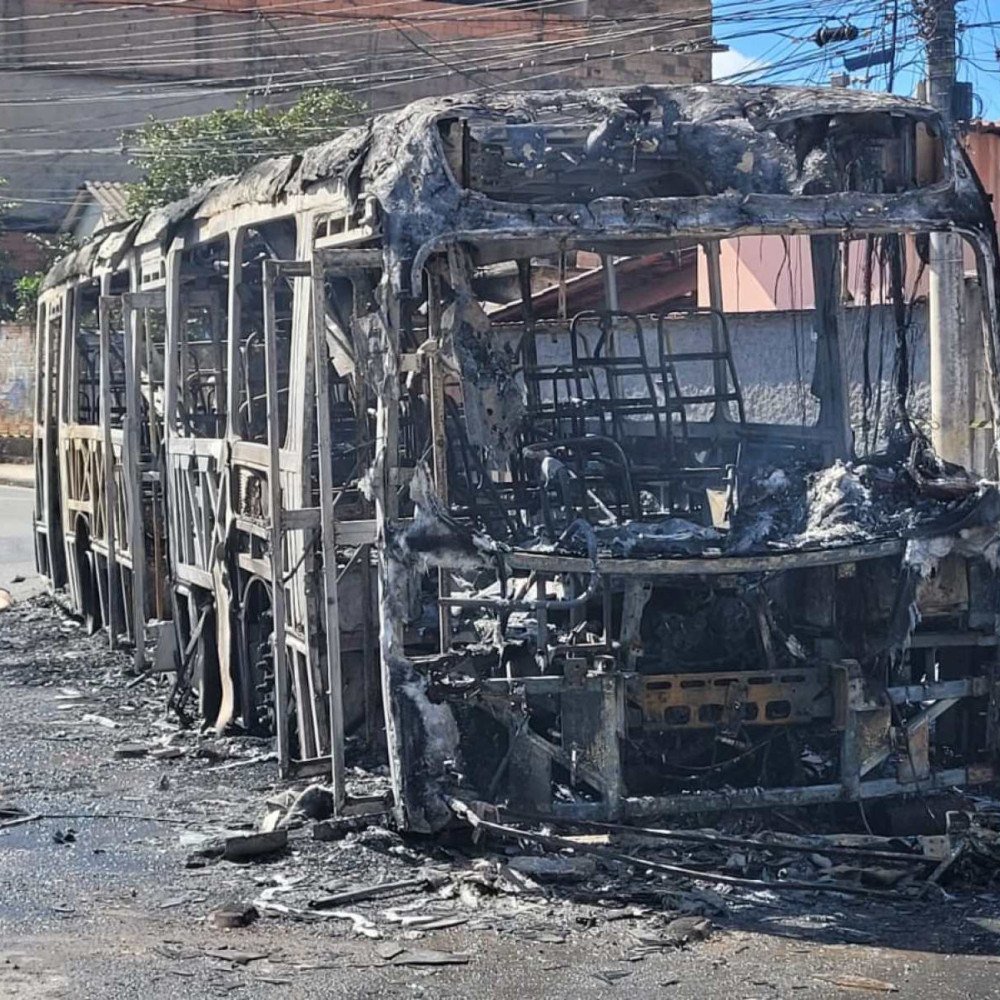 Ônibus pega fogo em BH e rompe rede elétrica; veja fotos
