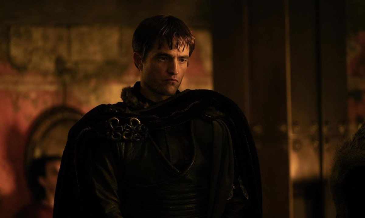 Robert Pattinson veste armadura e olha para baixo em cena do filme A Odisseia
