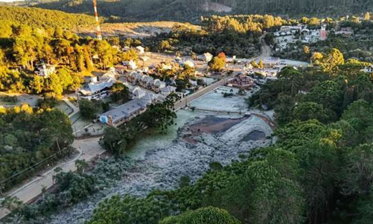 Paisagens de Monte Verde (MG) foram atingidas por uma forte geada nesta quarta-feira (15/7)