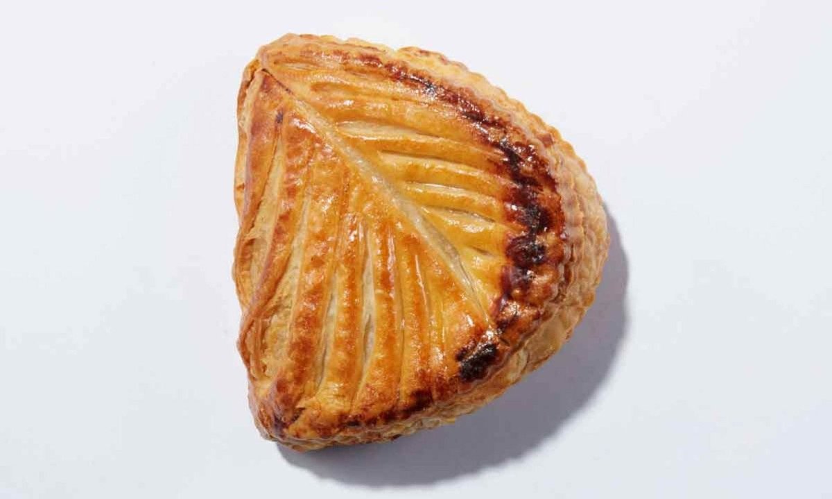 O Chausson de ma&ccedil;&atilde;  &eacute; um preparo t&iacute;pico franc&ecirc;s vendido na Padaria Casa Bonomi