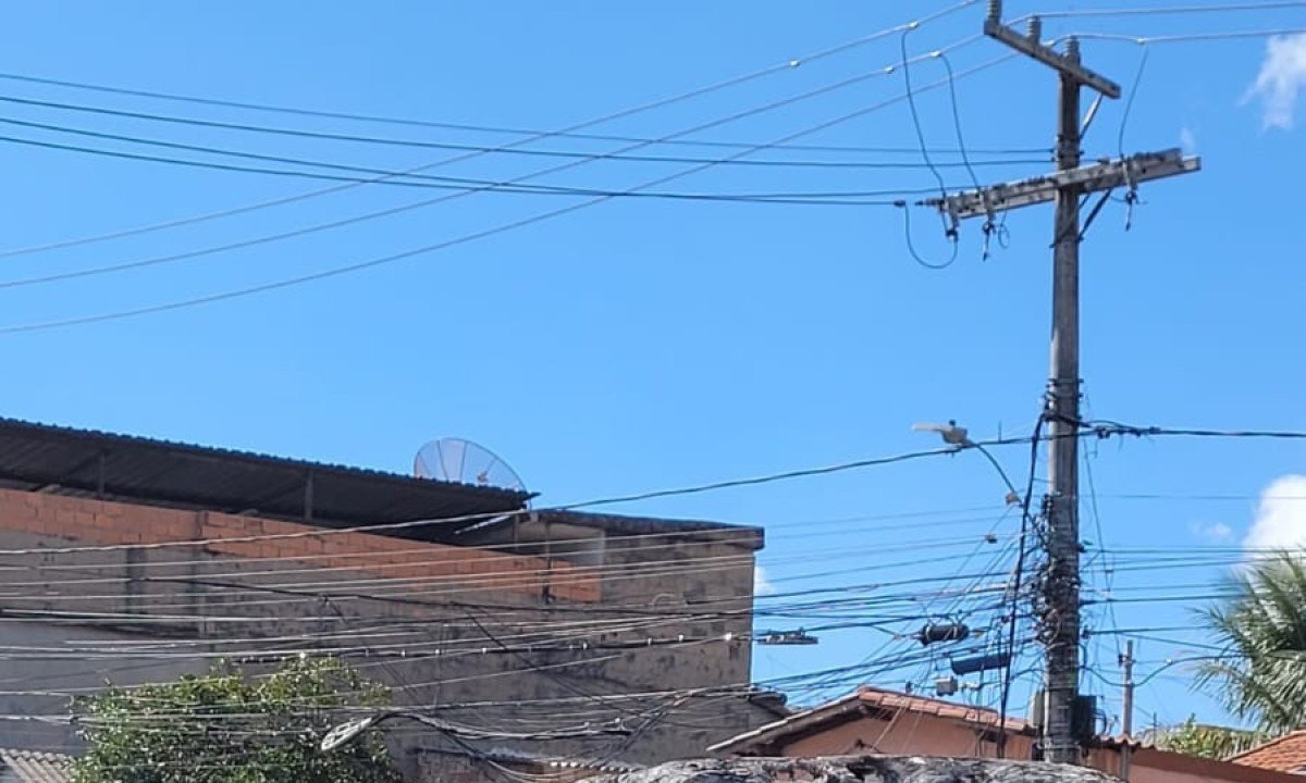Ônibus da linha 9105 pega fogo após pane elétrica e deixa veículo completamente destruído. Incêndio ocorreu no Bairro Horto, em BH, mas ninguém se feriu-Gladyston Rodrigues/EM/DA Press