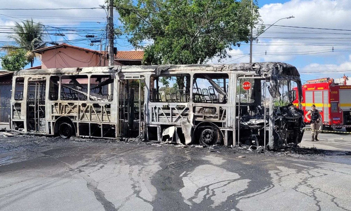 Ônibus da linha 9105 pega fogo após pane elétrica e deixa veículo completamente destruído. Incêndio ocorreu no Bairro Horto, em BH, mas ninguém se feriu-Gladyston Rodrigues/EM/DA Press