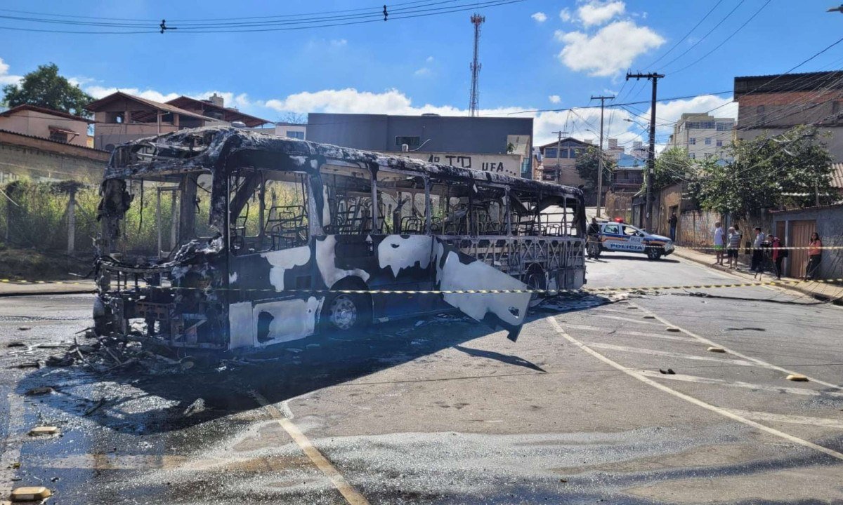 Ônibus da linha 9105 pega fogo após pane elétrica e deixa veículo completamente destruído. Incêndio ocorreu no Bairro Horto, em BH, mas ninguém se feriu-Gladyston Rodrigues/EM/DA Press