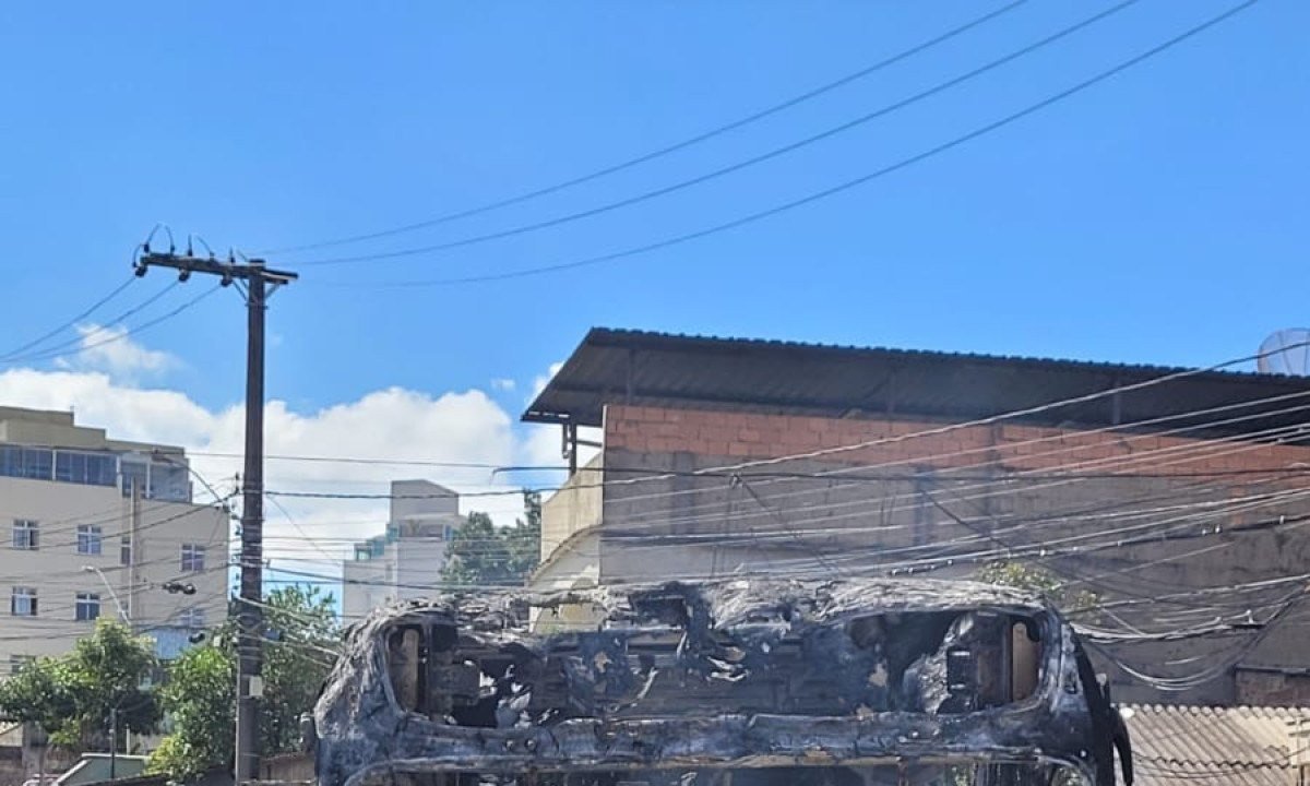 Ônibus da linha 9105 pega fogo após pane elétrica e deixa veículo completamente destruído. Incêndio ocorreu no Bairro Horto, em BH, mas ninguém se feriu-Gladyston Rodrigues/EM/DA Press