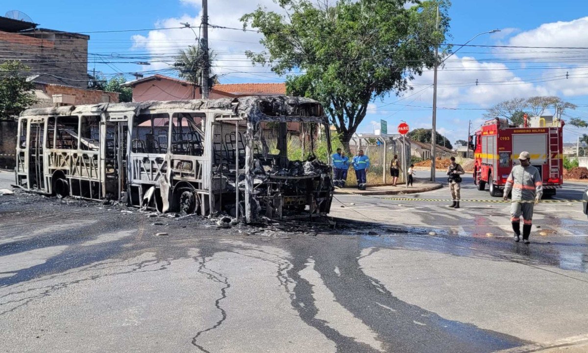 Ônibus da linha 9105 pega fogo após pane elétrica e deixa veículo completamente destruído. Incêndio ocorreu no Bairro Horto, em BH, mas ninguém se feriu-Gladyston Rodrigues/EM/DA Press