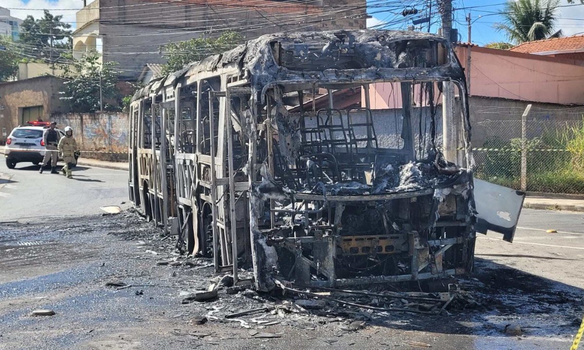 Ônibus da linha 9105 pega fogo após pane elétrica e deixa veículo completamente destruído. Incêndio ocorreu no Bairro Horto, em BH, mas ninguém se feriu-Gladyston Rodrigues/EM/DA Press