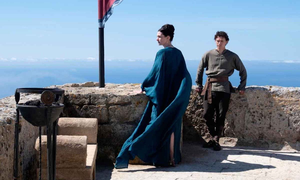 Atores Anne Hathaway e Tom Holland, vestindo figurinos que remetem &agrave; Antiguidade, em cena do filme A odisseia