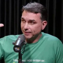 Flávio Bolsonaro denuncia "perseguição desumana" por veto a contato com pai - Reprodução/YouTube