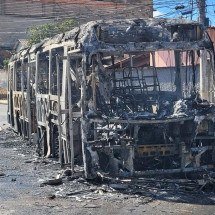 Ônibus pega fogo em BH e rompe rede elétrica - Gladyston Rodrigues/EM/DA Press