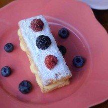 Crocante e delicada, massa folhada é versátil e incomparável  - Feita com massa folhada, a torta  mil-folhas da Avellan é finalizada com calda de frutas vermelhas